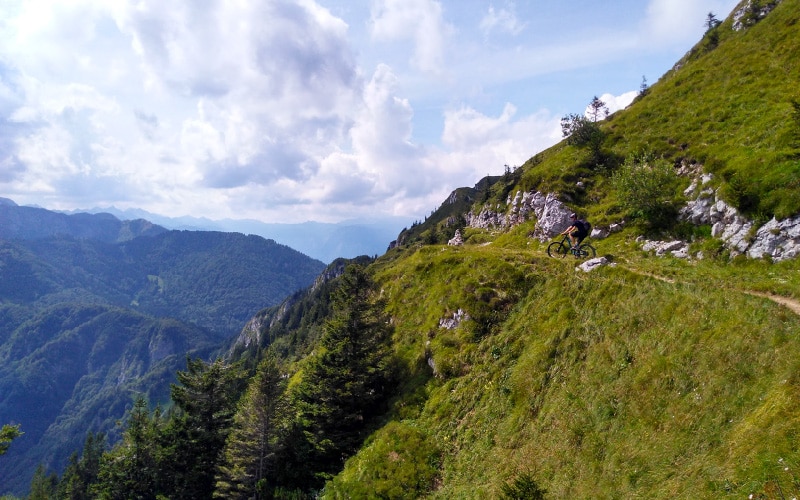 Z električnim kolesom po Sloveniji na Soriški planini.