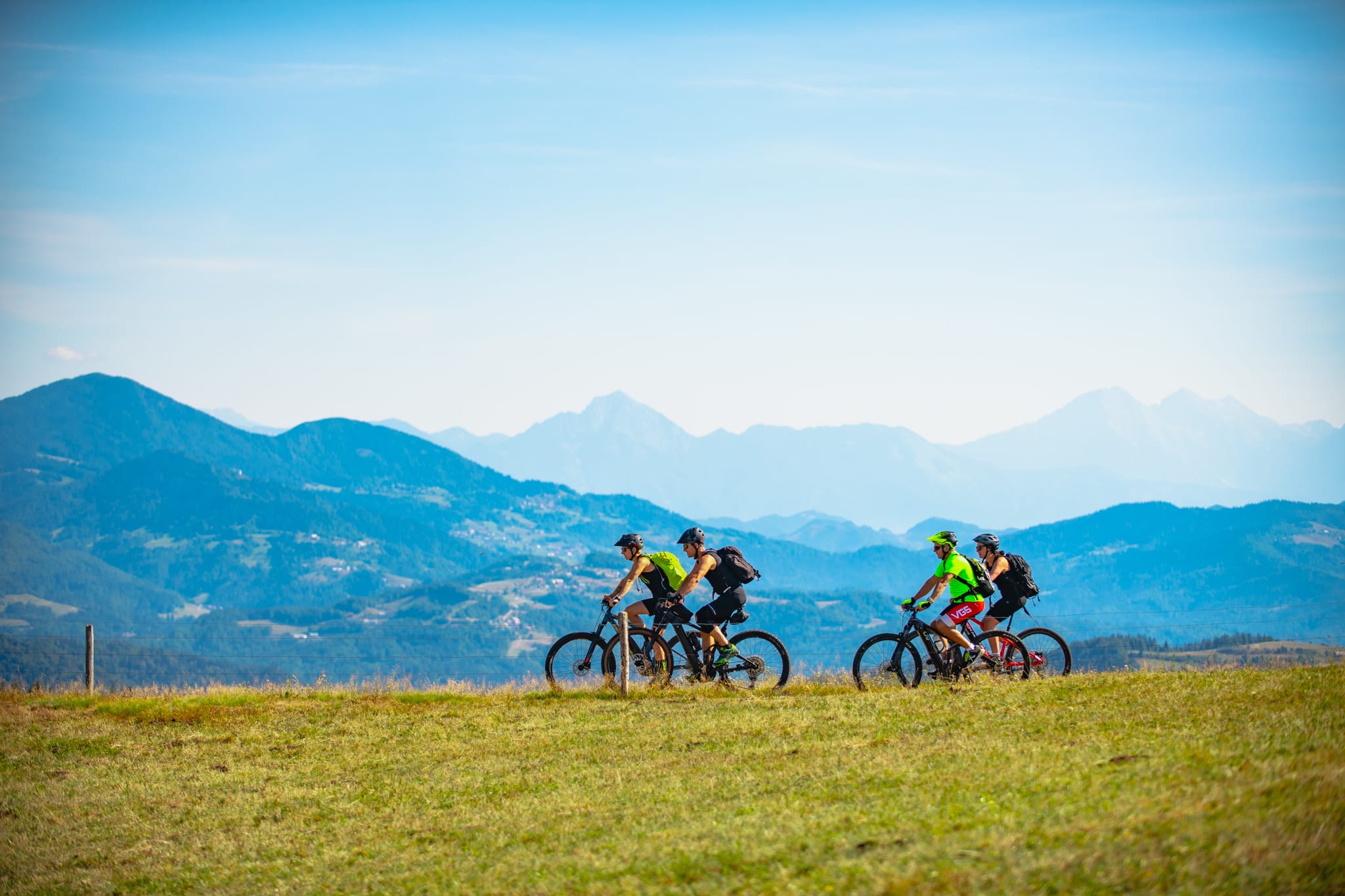 Kolesarji opazujejo sončni zahod na kolesarskih počitnicah.