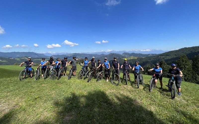 Kolesarski team building z Greenhills po Poljanski Dolini